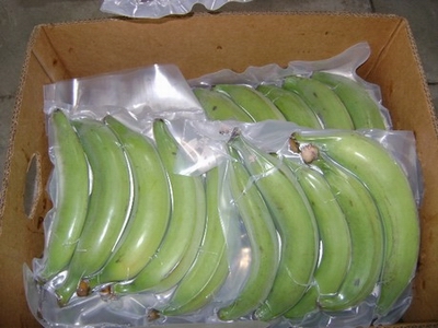 vacuum-packed peeled banana