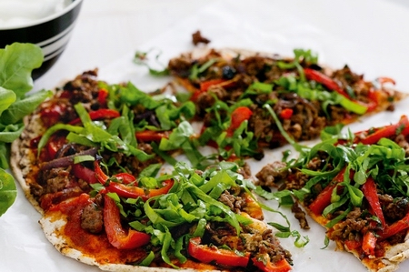 Spicy lamb flatbread pizzas